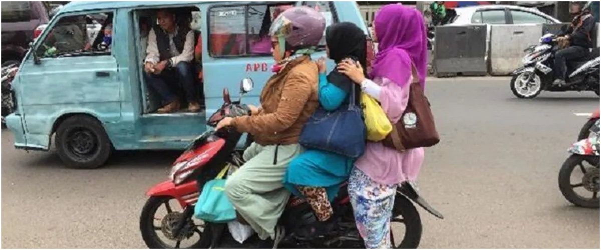 11 Potret kocak emak-emak pergi liburan, tingkahnya ada-ada aja