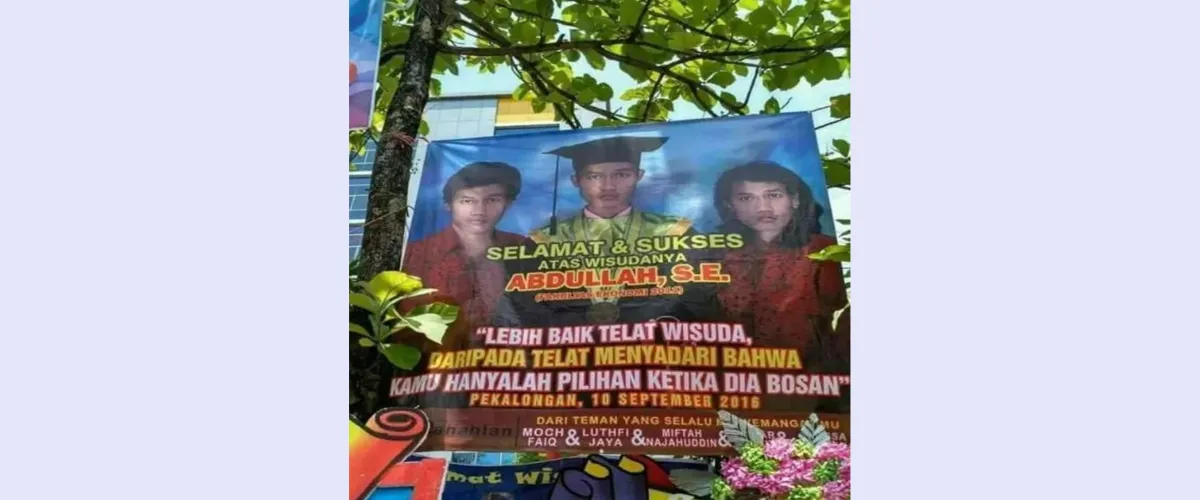 Bacanya bikin nyengir, 11 tulisan lucu di spanduk ucapan selamat ini absurd abis