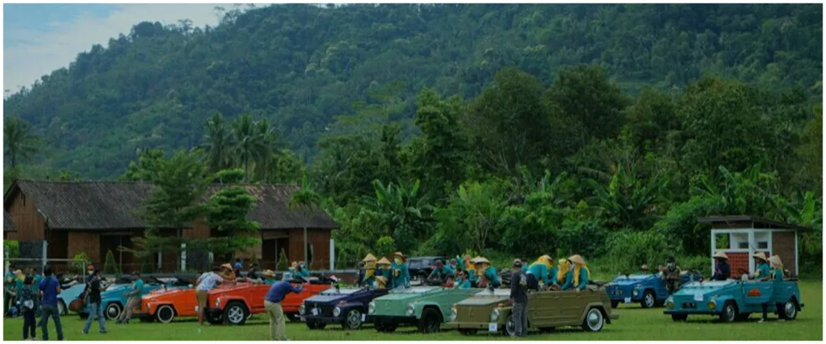 Keliling desa wisata sambil menikmati pemandangan di Borobudur naik VW safari