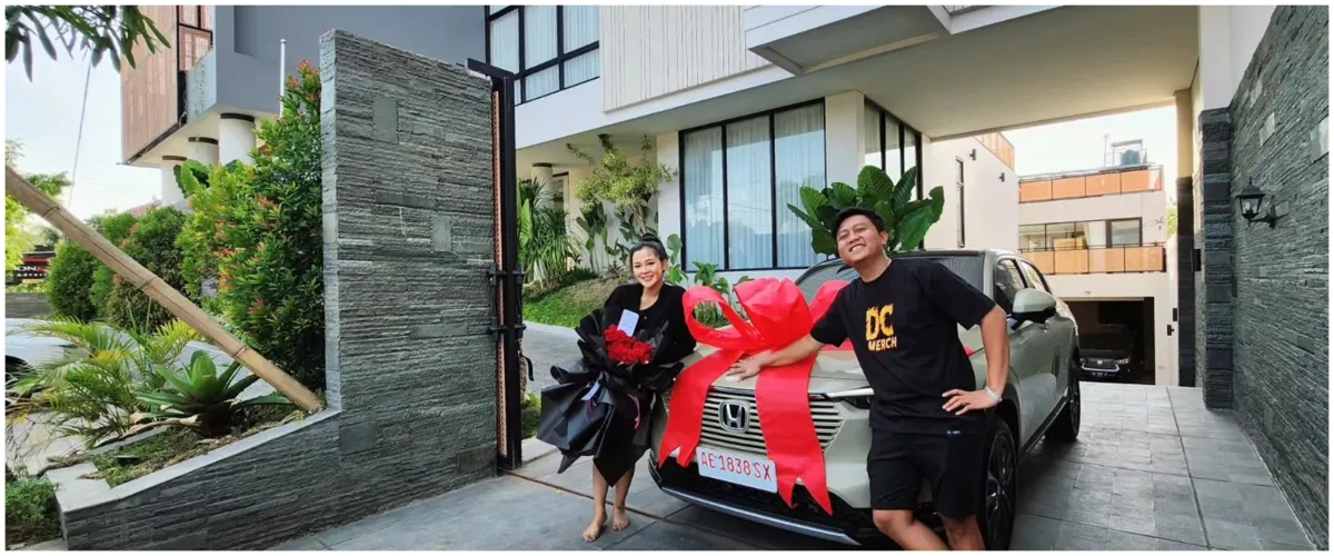Berada di pinggir jalan, begini 9 potret teras rumah Denny Caknan dilengkapi parkiran basement