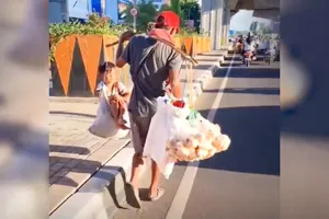 Kisah perjuangan seorang ayah jalan kaki panggul anak dan dagangan