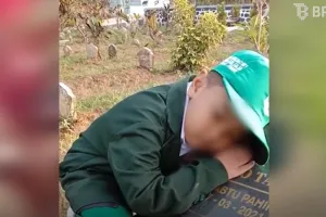 Momen haru anak minta diantar ke makam ayah