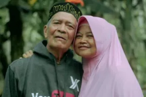 Momen sendu kakek curhat di makam istri, bikin terenyuh