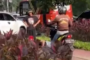 Aksi keren anak skateboard hadang pemotor yang terobos trotoar