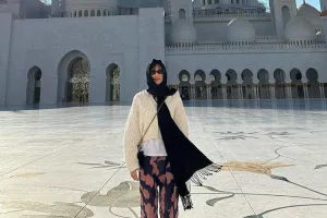 Heboh Jennie Blackpink tampil berhijab saat kunjungi masjid di Abu Dha