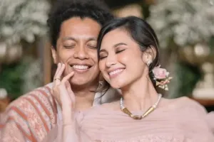 Sikap sederhana Arie Kriting pada Indah Permatasari viral bikin baper