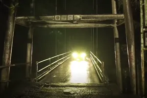 JEMBATAN GANTUNG KALI BOYONG LINTASAN LAMPOR DAN DIHUNI POCONG MERAH