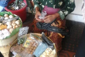 Kesetiaan Mbah Tris, nenek 75 tahun jualan untuk tebus obat suami