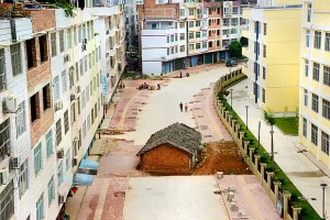 Ogah digusur, gubuk sederhana ini cuek dikelilingi apartemen mewah