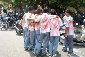 Begini awal mula kenapa ada aksi coret-coret seragam saat lulusan