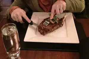 Begini cara makan sajian steak yang benar