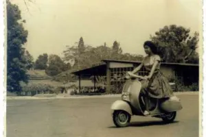 Zaman dulu, adu kecantikan wanita diuji saat mengendarai Vespa