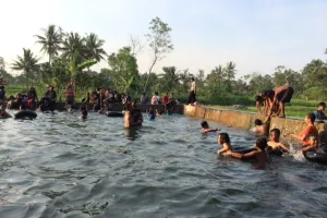 Warga di sini berebut mandi di kolam yang hanya dibuka jelang Ramadan