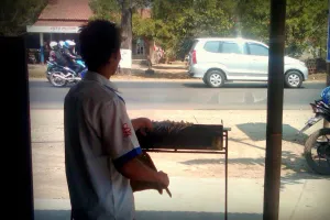 Waspada jajan warung pinggir jalan saat mudik, harganya sering ngawur!