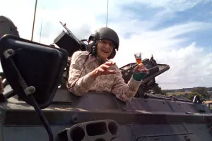 Rayakan ulang tahun ke-101, nenek ini kendarai tank, wah!