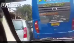 Bus ugal-ugalan, dari mau nabrak motor sampai nyenggol spion mobil