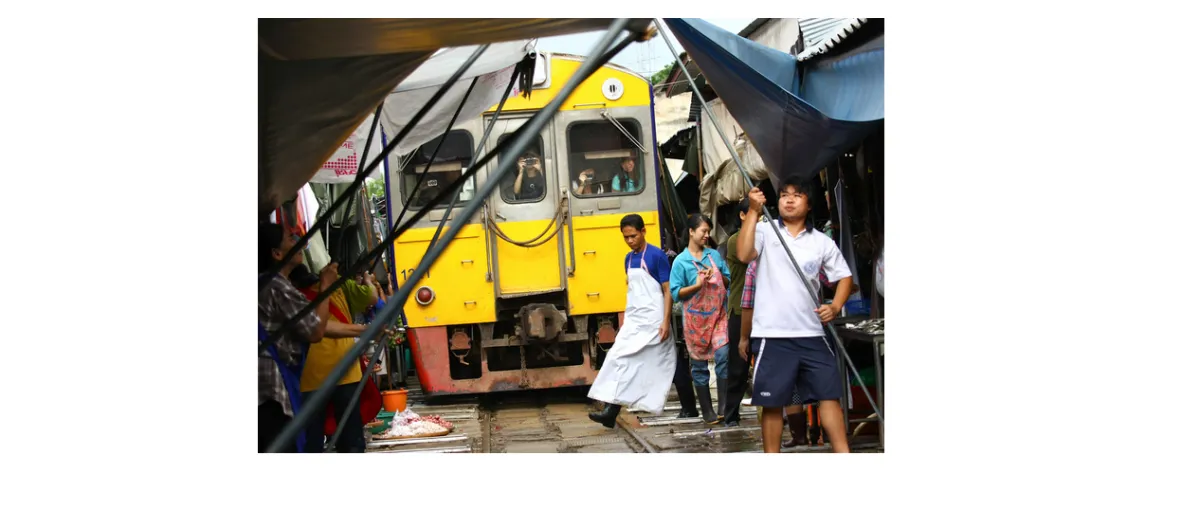 Pasar terkenal ini berada di jalur kereta api, kamu berani belanja?