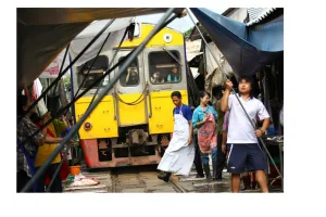 Pasar terkenal ini berada di jalur kereta api, kamu berani belanja?