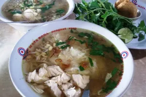 Lezatnya Soto Moneter, kuah segar bercampur kemangi dan lenthok