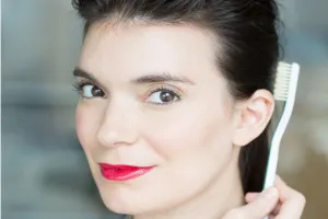 Nggak cuma bersihkan gigi, ini 12 fungsi lain dari sikat gigi!