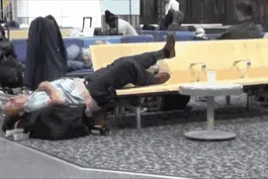 9 Tipe orang ini sering kamu temui di bandara, no 5 tipemu?