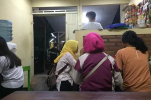 Demi seporsi Indomie, pelanggan rela antre 2-3 jam di warung ini