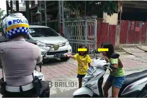 Lawan arus dan tak pakai helm, dua bocah ini nangis ditilang polisi