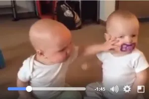 Lucunya dua bayi kembar ini rebutan dot, gemes banget deh!