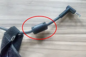 Sering lihat tabung kecil pada charger laptop? Ini fungsinya