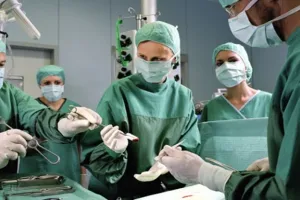 5 Transplantasi ini bikin geger, salah satunya kornea babi untuk anak!