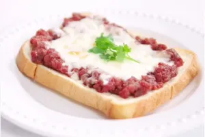 Ini resep sandwich lezat pakai corned beef & mozarela, coba bikin ya!
