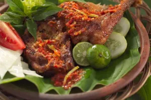 Ayam penyet khas Surabaya, menu buka puasa bisa kamu bikin sendiri! 