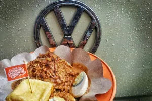 Terkenal lezat, Ketoprak Kuburan racikan polisi ini diserbu pembeli