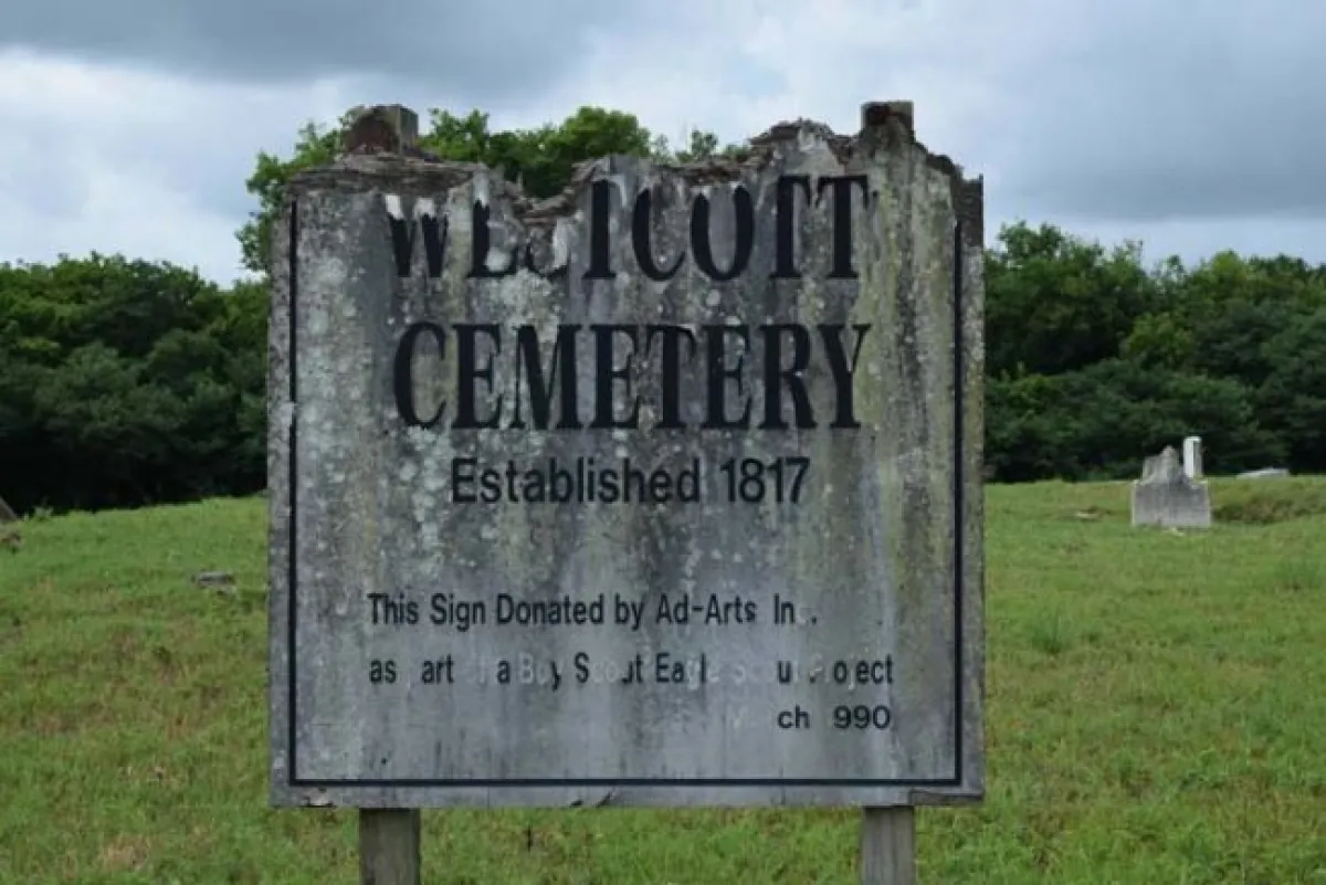 Pria ini jalan-jalan di kuburan kuno, yang ia temukan bikin merinding