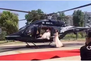 Pengantin ini sewa helikopter di pernikahan tapi bikin macet jalanan