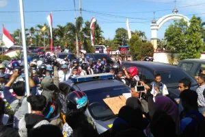 Datangi Polsek, siswa SMK N 2 Makassar minta pemukul guru diproses