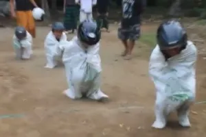 Lomba Pocong GP untuk Agustusan ini kocak banget, hanya di Indonesia