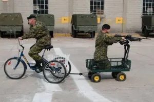 24 Cara gokil tentara melepas penat seusai bertugas ini bikin ketawa