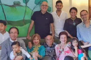 8 Potret harmonisnya keluarga besar Dewi Lestari yang beda agama