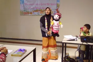 Masih muda, cewek pendongeng ini sudah ciptakan 50 dongeng anak