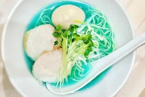 Ramen dengan kuah berwarna biru ini bikin lidah bergoyang terus