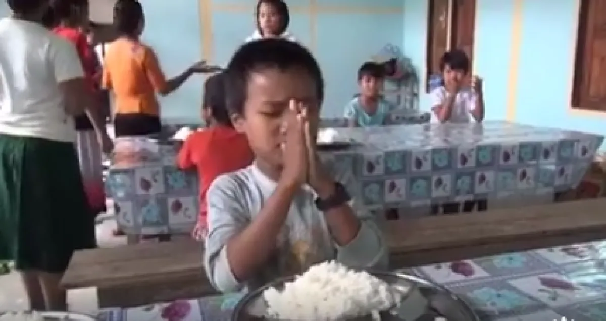 Anak tuna rungu berdoa sebelum makan ini bikin terharu