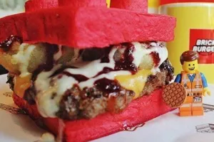 Restoran ini sajikan burger lego, wah tega nggak nih makannya?