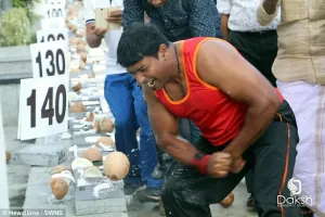 Aksi pria India bikin rekor pecahkan 124 kelapa kurang dari 1 menit