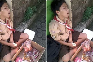 Potret bocah berseragam pramuka jualan hingga tertidur ini bikin haru