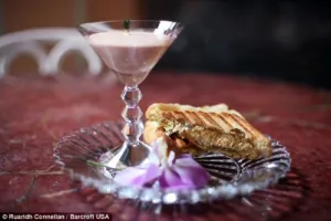 Sandwich berlapis emas ini dijual dengan harga Rp 2,8 juta, wow!