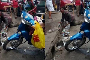 Potret pria tua bersihkan selokan penuh sampah ini bikin hati trenyuh
