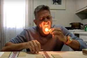 Pria ini luar biasa, pecahkan rekor padamkan korek api pakai lidah