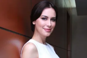 Pakai penutup kepala tapi pose begini, Sophia Latjuba tuai pro kontra