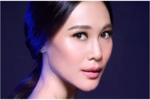 10 Gaya fashion ala Ina Thomas, tetap cantik & elegan bak usia 20-an